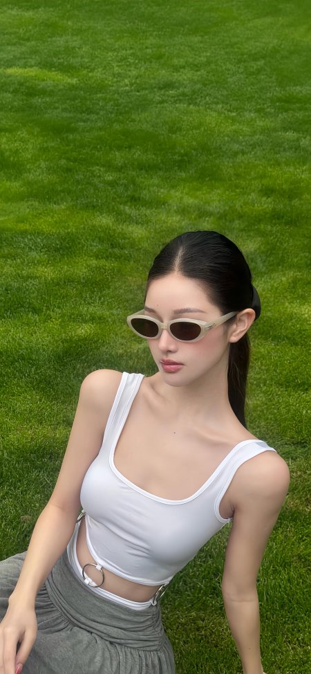 黑发马尾白吊带灰裙美女绿茵草地清新人物摄影手机壁纸