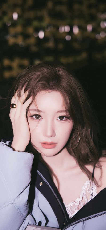 毛晓彤短发卷发戴金环美女夜景暖调明星手机壁纸