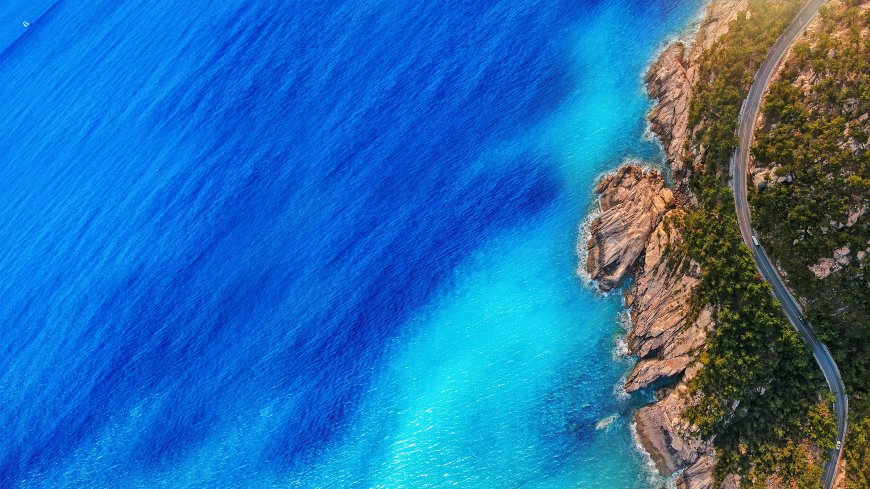 蔚蓝海水渐变浅滩岩石海岸线蜿蜒公路俯瞰风景电脑壁纸