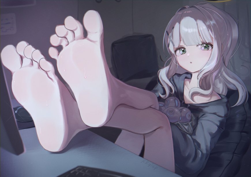 银发绿眼少女翘脚露足粉紫动漫电脑壁纸