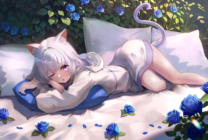 银发猫耳少女卧床蓝玫瑰环绕粉紫梦幻动漫电脑壁纸