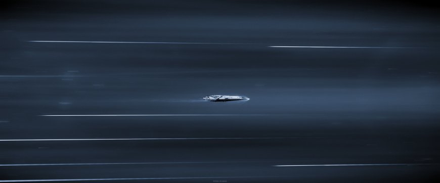 星际飞船穿越深空蓝黑太空科幻电脑壁纸
