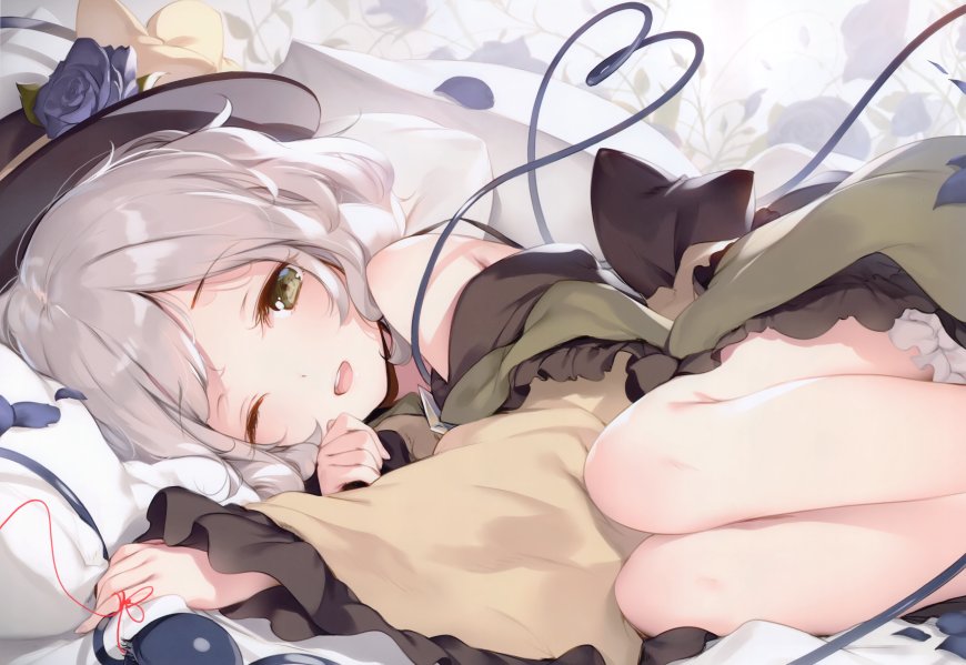 银发绿眸少女卧床微笑粉白柔和动漫电脑壁纸