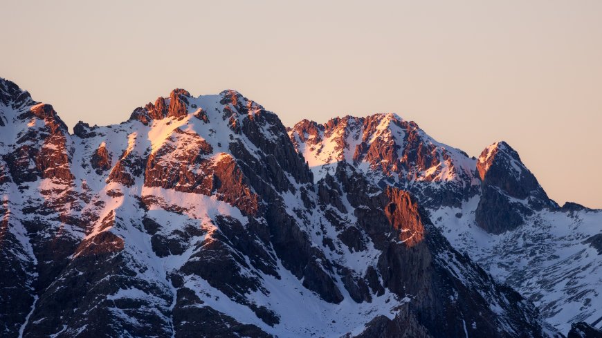 雪山巍峨雪覆岩峰暖金橙红自然风景电脑壁纸