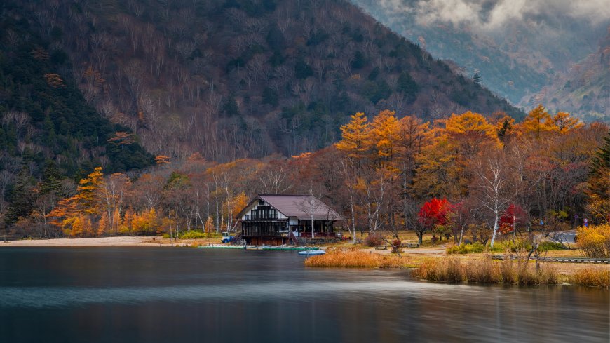 日本上高地田代池畔秋色山林湖景蓝灰风景电脑壁纸