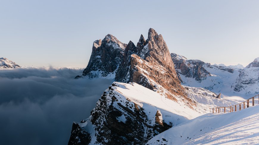 雪山巍峨云海缭绕晨光洒落蓝白风景电脑壁纸
