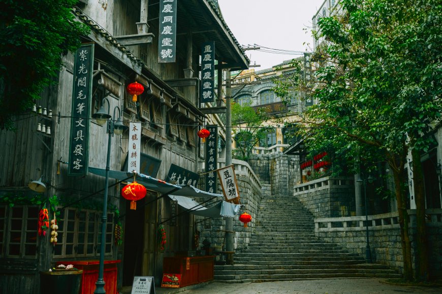 重庆两江国际影视城老街石阶青瓦木楼绿荫红灯城市建筑电脑壁纸