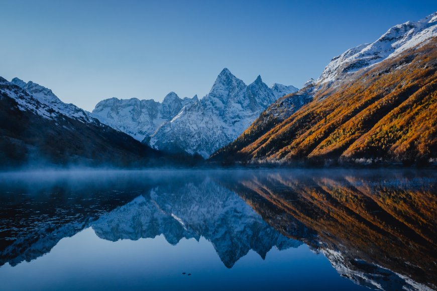 雪山湖泊倒影秋林金橙蓝白风景电脑壁纸