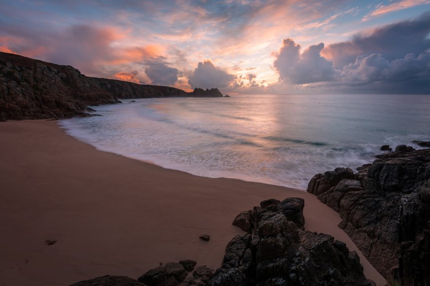 夕阳海浪拍岸岩石海岸粉紫蓝调风景电脑壁纸