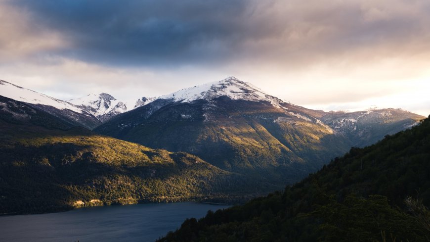 雪山湖泊森林晨光蓝灰自然风景电脑壁纸