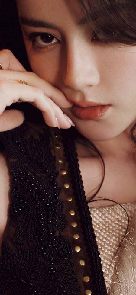 迪丽热巴美女侧脸托腮金饰黑纱暖棕明星大咖手机壁纸