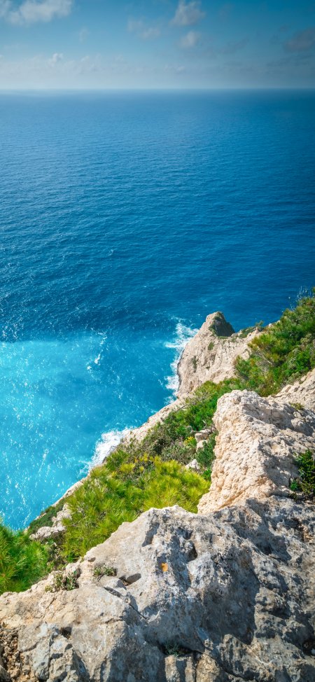 蔚蓝大海悬崖绿植礁石海岸线蓝白风景手机壁纸