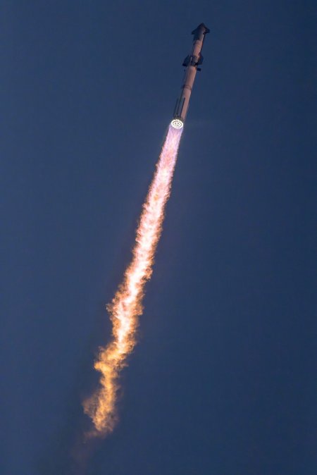 星舰火箭升空尾焰炽热蓝黑军事科技手机壁纸