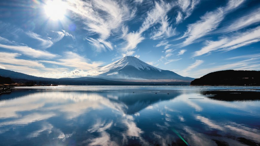 富士山雪顶倒影湖面蓝白风景电脑壁纸
