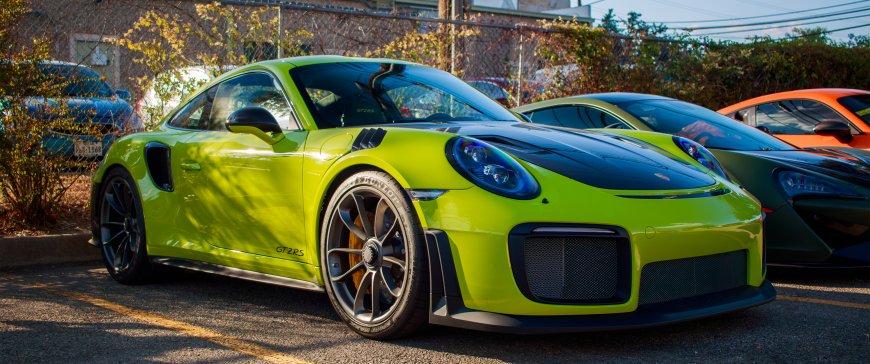 保时捷911GT2RS荧光绿黑顶侧影汽车电脑壁纸