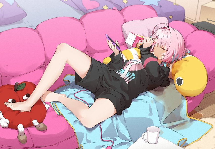 粉色短发少女躺卧粉沙发手持手机喝饮料蓝白居家动漫电脑壁纸