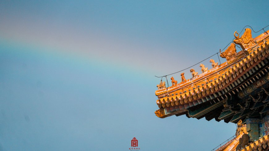 故宫角楼飞檐金瓦彩虹映衬蓝空古风建筑电脑壁纸