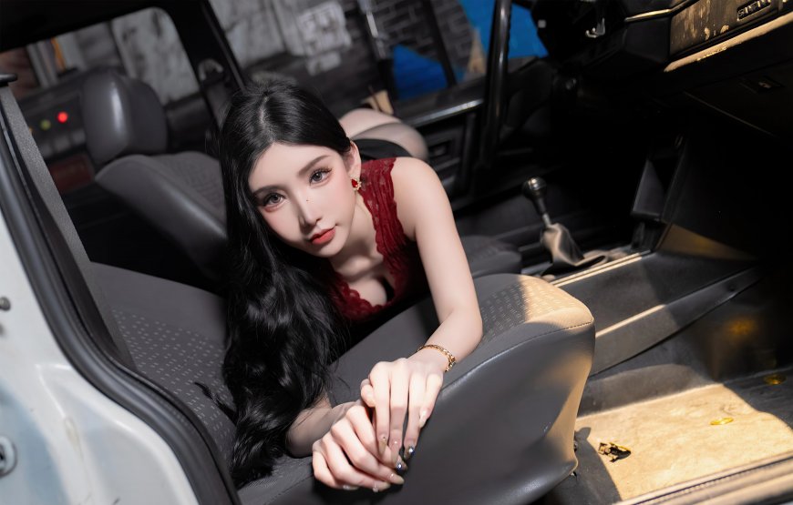 黑发红裙美女车内倚坐暖金人物摄影电脑壁纸