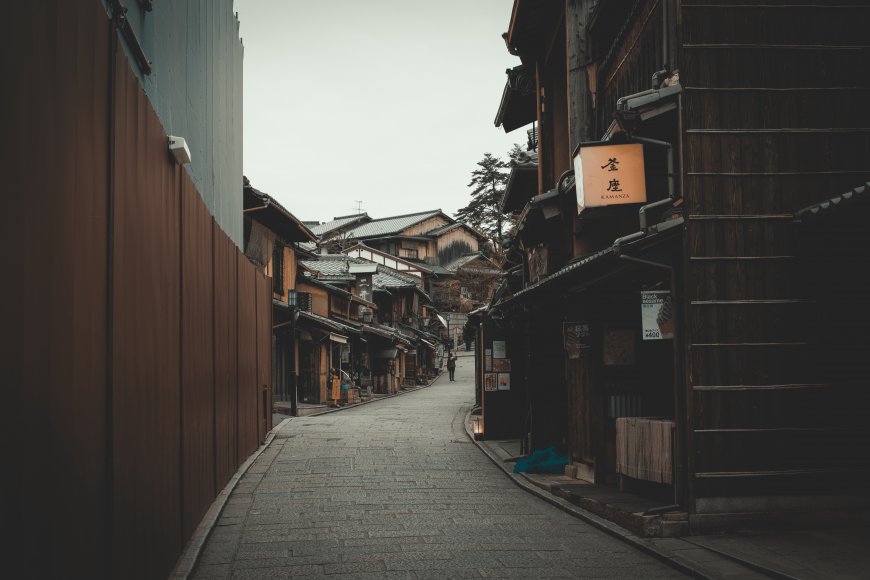 京都三年坂石板街古风木屋暖灰城市建筑电脑壁纸
