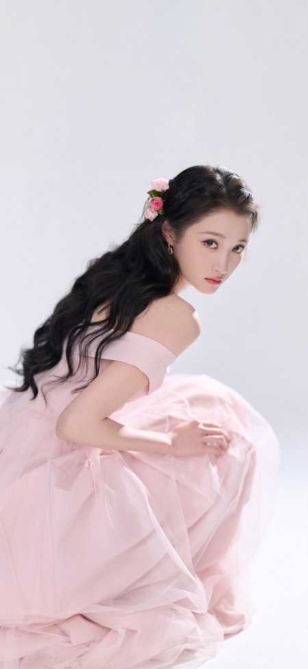 关晓彤长发少女粉色纱裙花饰点缀柔美粉紫明星手机壁纸