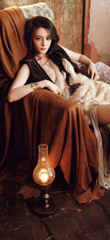迪丽热巴长发美女复古棕调慵懒倚坐暖褐明星手机壁纸