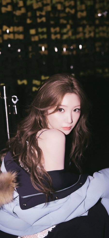 毛晓彤长发卷曲浅蓝羽绒服美女暖调明星手机壁纸