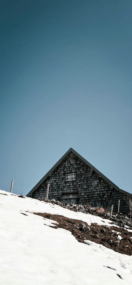 雪山斜坡木屋孤寂蓝白风景手机壁纸