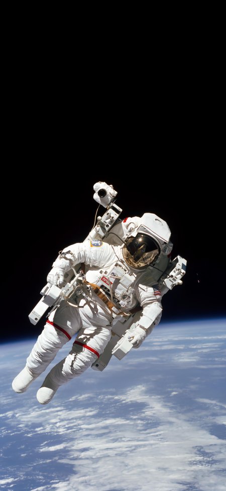 宇航员太空行走地球弧线背景深黑太空科幻手机壁纸