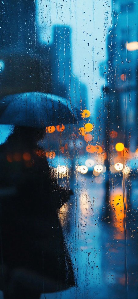 雨夜街景伞影朦胧蓝橙光斑城市建筑手机壁纸