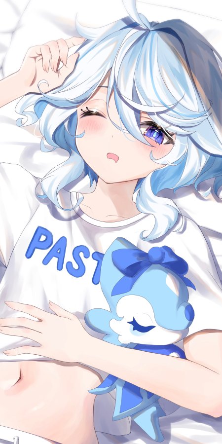原神芙宁娜蓝发少女躺卧抱玩偶蓝白动漫手机壁纸