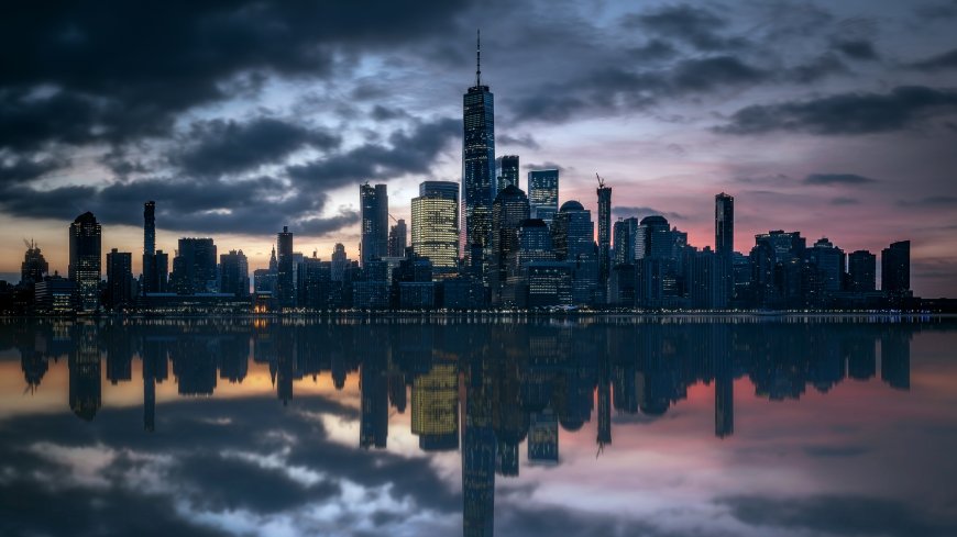 纽约曼哈顿天际线夜景倒影蓝紫粉城市建筑电脑壁纸
