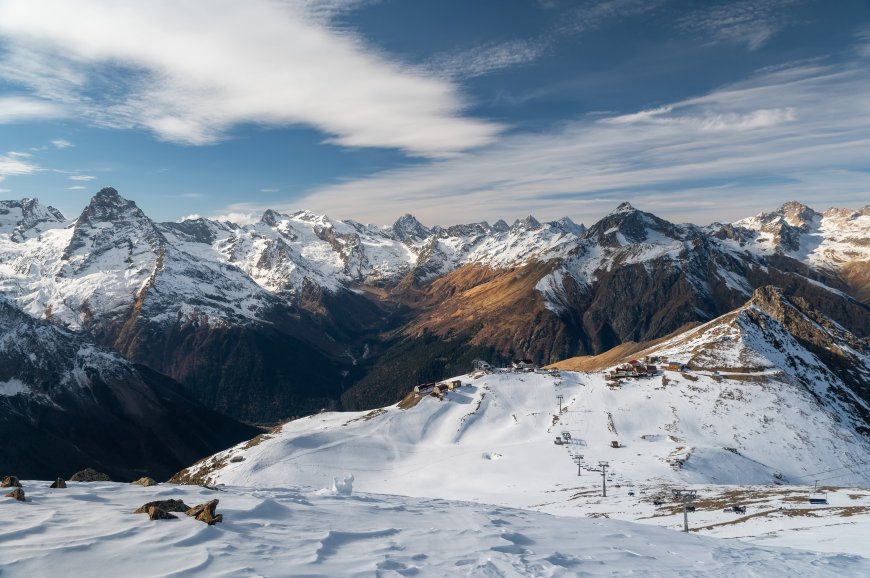 阿尔卑斯雪山群峰连绵雪覆山脊蓝白风景电脑壁纸