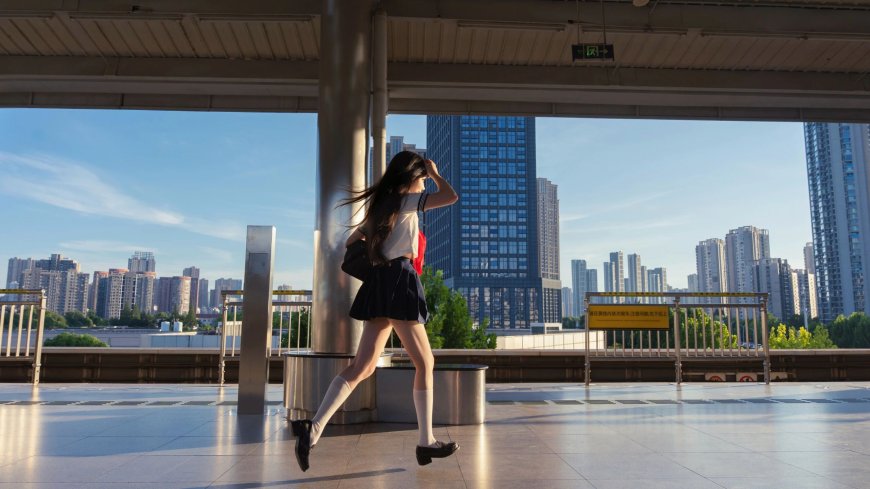 长发少女校服奔跑城市天桥蓝白美女电脑壁纸