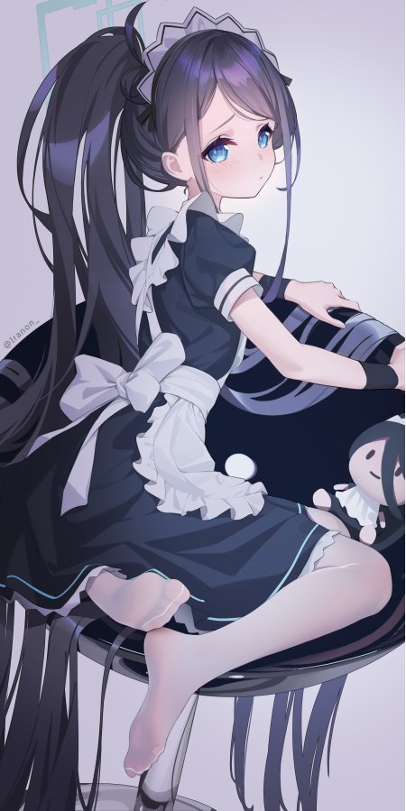 《蔚蓝档案》天童爱丽丝黑发蓝眼女仆装少女侧坐抱玩偶动漫手机壁纸