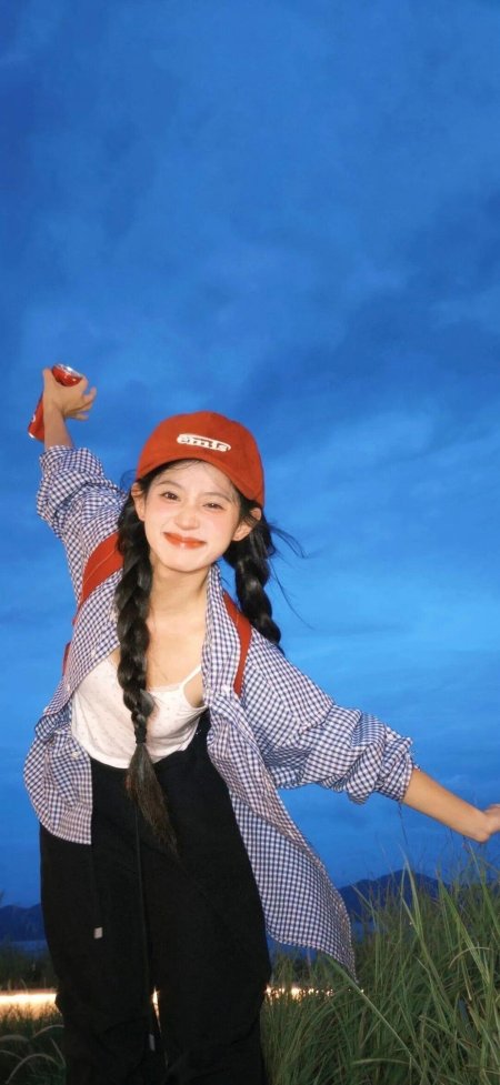 双马尾红帽美女举罐微笑蓝调人物摄影手机壁纸