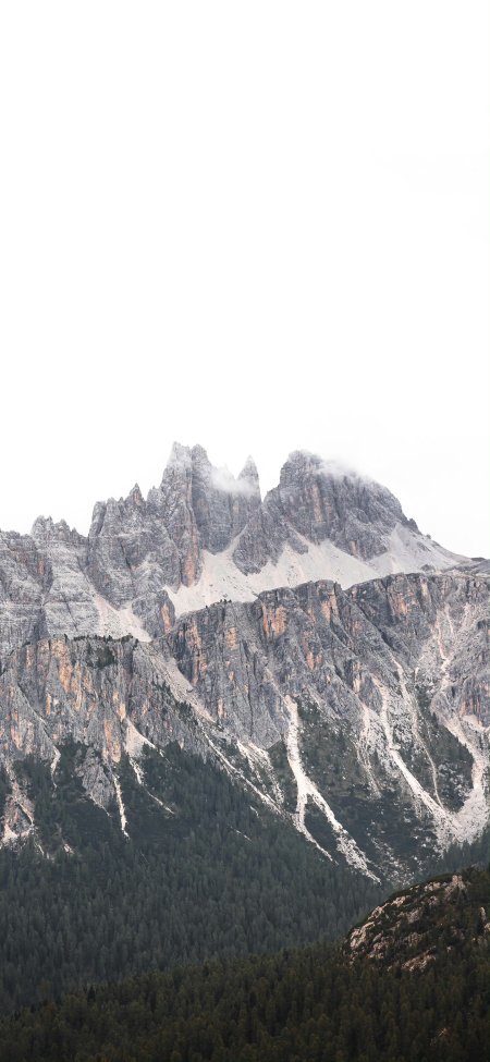 巍峨岩峰云雾缭绕灰白山体苍翠森林自然风景手机壁纸