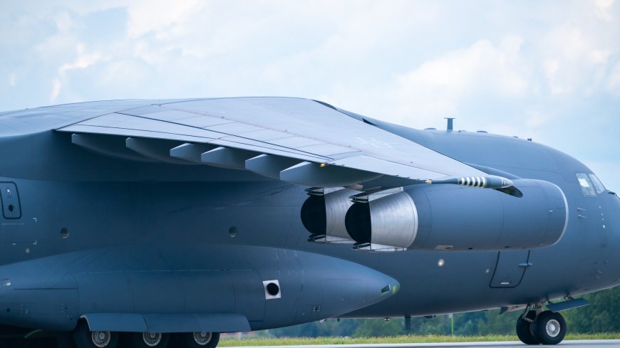 空客A400M军用运输机灰蓝涂装停机坪军事科技电脑壁纸