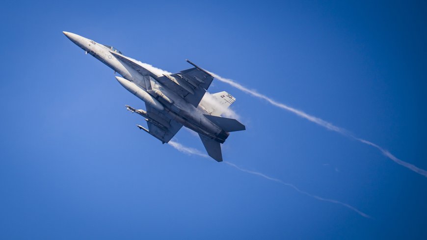 FA18超级大黄蜂战斗机蓝天疾驰灰蓝军事科技电脑壁纸