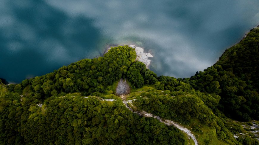 湖畔翠绿山林蜿蜒小径深蓝湖水自然风景电脑壁纸