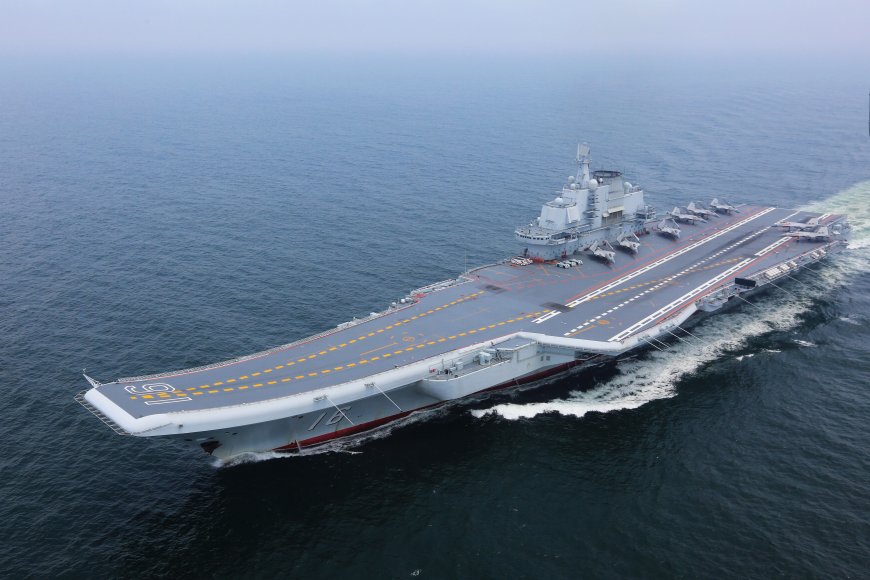 辽宁号航空母舰海面航行灰蓝军事科技电脑壁纸