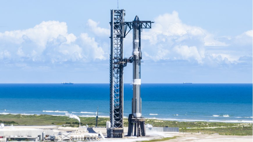 星舰火箭发射塔架矗立海岸蓝白太空科幻电脑壁纸