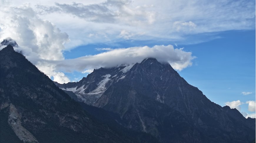 雪山巍峨云绕峰顶蓝白自然风景电脑壁纸
