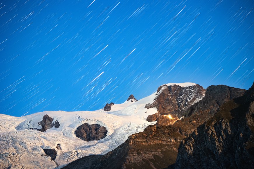 雪山冰川星轨划过深蓝夜空自然风景电脑壁纸