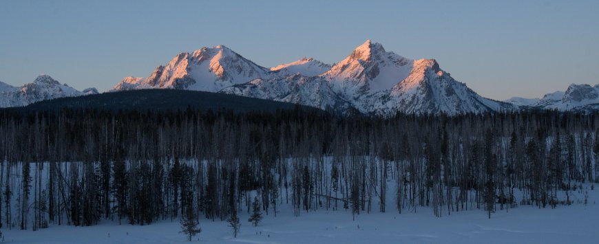 雪山巍峨峰顶染金雪原密林静谧蓝紫风景电脑壁纸