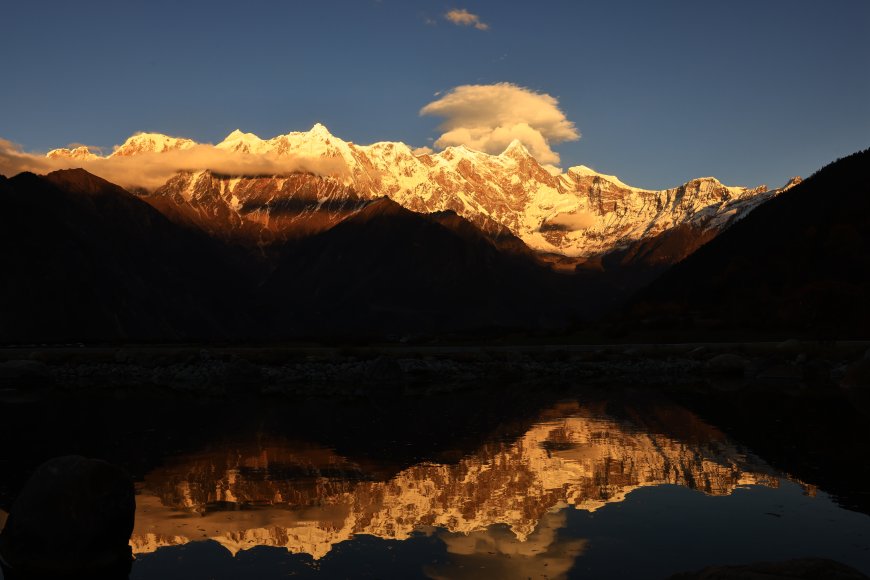 雪山金顶倒影湖面蓝金自然风景电脑壁纸