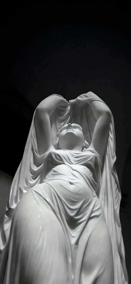 白色大理石女性雕像仰首举臂黑背景静物特写手机壁纸