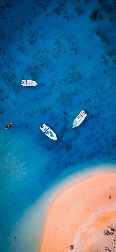 碧海蓝天粉沙海岸四船停泊航拍风景手机壁纸
