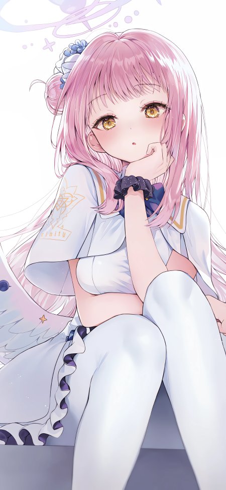 粉色长发金瞳少女托腮凝望淡紫梦幻动漫手机壁纸