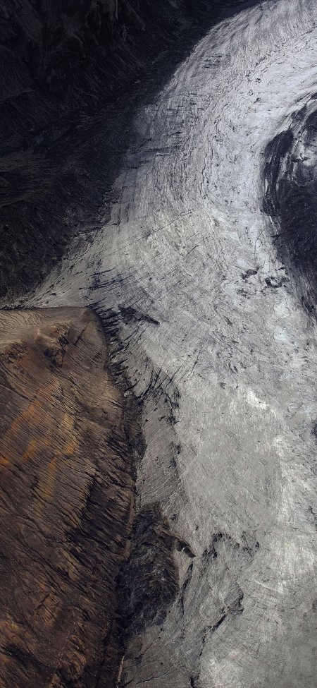 火星表面陨石坑岩层纹理灰黑褐自然风景手机壁纸