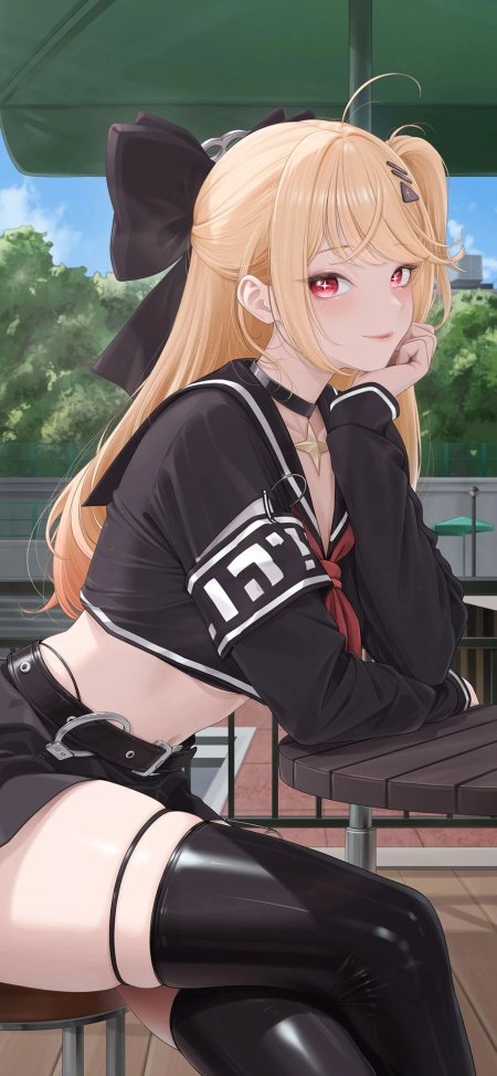金发红瞳少女黑裙蝴蝶结侧坐微笑粉紫动漫手机壁纸